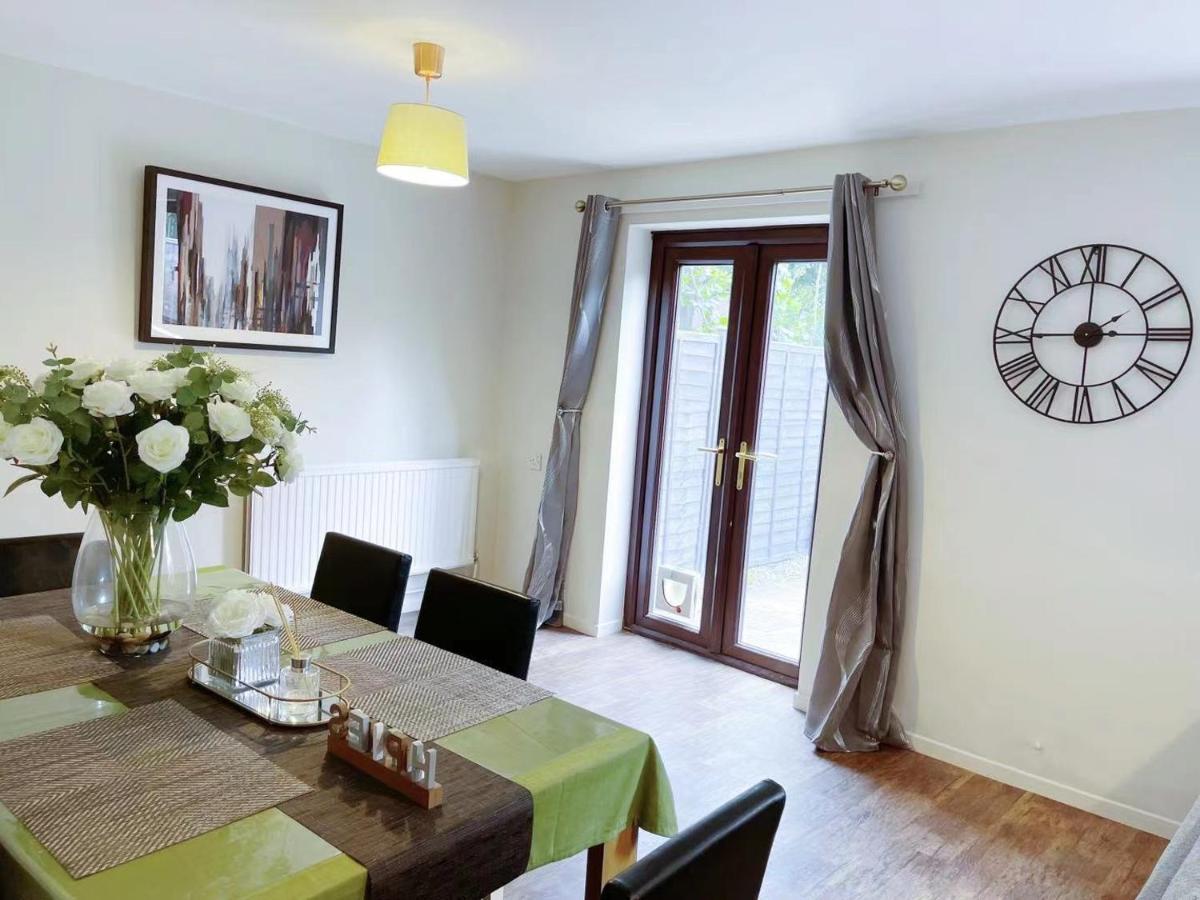 City Centre House With Parking *